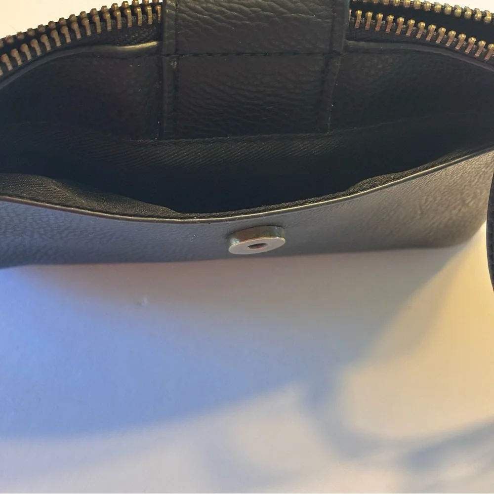 EUC Universal Thread Women's Elegant Black  Faux Leather Wristlet Zip Closure